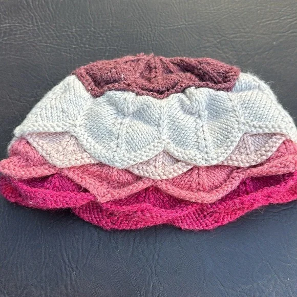 🤎💖🤍Gorgeous, handmade flower, beanie, hat, pink cream, and brown - Picture 5 of 8